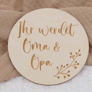 runde Meilensteinkarte aus Holz "Ihr werdet Oma & Opa", Holzscheibe zur Schwangerschaftsverkündung