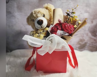 Muttertagsgeschenk | 13,5 "Teddybär | Ferrero Rocher Seidenrosenstrauß | Kostenloser individueller Geschenkanhänger / Karte | Geburtstag, Jubiläum, Abschlussfeier