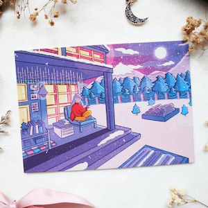 Aurora - A6 Illustrierte Postkarte - Verschneite Berghütte Mond Wolke Wald Weihnachten Feiertage Kunstdruck