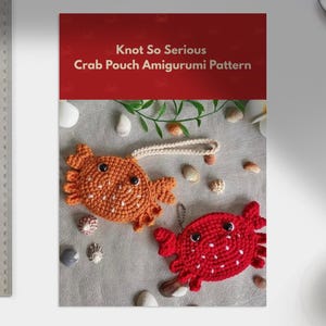 Può includere: Due pochette a forma di granchio all'uncinetto, una arancione e una rossa, con occhi neri e dettagli bianchi, sono esposte su una superficie grigia. L'immagine include un banner rosso con il testo "Knot So Serious Crab Pouch Amigurumi Pattern."