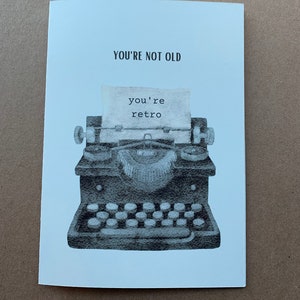 Ancienne carte d’anniversaire de machine à écrire | Carte d’anniversaire amusante | Carte d’art peinte à la main | Carte de vœux rétrospective vieillissante