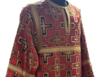 Könnte beinhalten: Eine rote und goldene liturgische Robe mit einem Kreuzmuster. Die Robe hat einen hohen Ausschnitt und lange Ärmel.