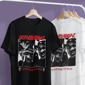 Puede incluir: Dos camisetas con una imagen en blanco y negro de una banda llamada "Gravediggaz" con el texto "Nowhere to Run" impreso en la parte delantera. La camiseta de la izquierda es negra y la camiseta de la derecha es blanca.