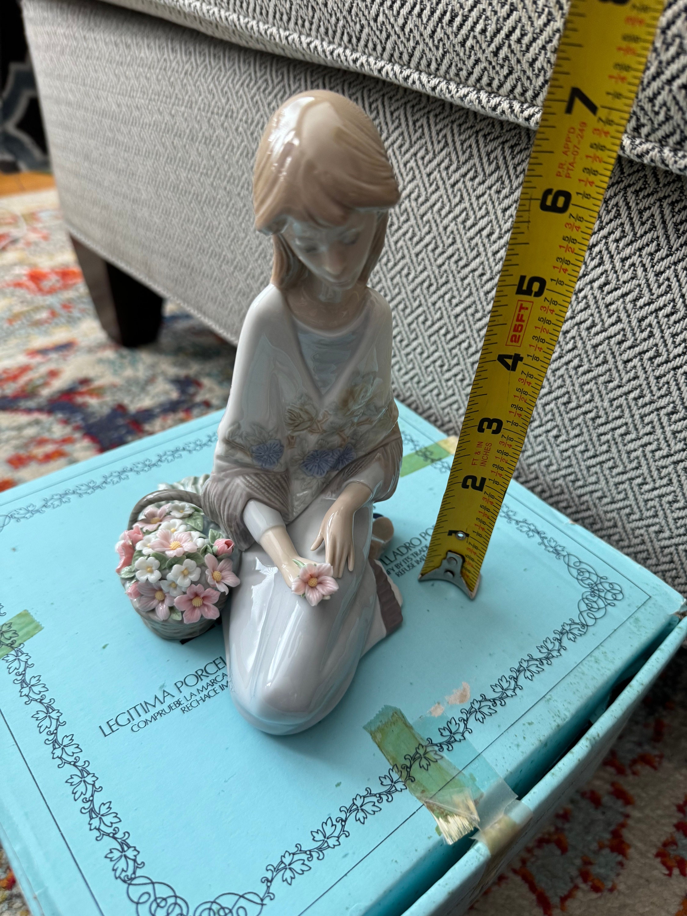 スーパーセール 50％（福袋 Vintage 1988 Lladro 7.607 Flower Song Girl Flower Basket 置物