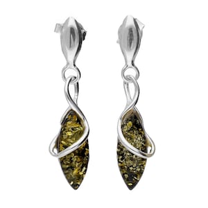 以下が含まれることがあります： 緑色の琥珀の石が付いたシルバーのドロップイヤリングのペア。石はねじれたシルバーのデザインにセットされています。