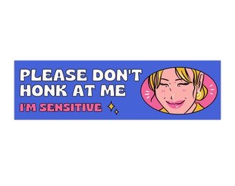 Peut inclure: Un autocollant de pare-chocs bleu avec le texte "PLEASE DON'T HONK AT ME I'M SENSITIVE" en blanc et rose. Il présente une illustration de dessin animé d'une femme souriante aux cheveux blonds et aux boucles d'oreilles dorées.