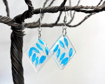 Orecchini a forma di pedale con fiori pressati blu