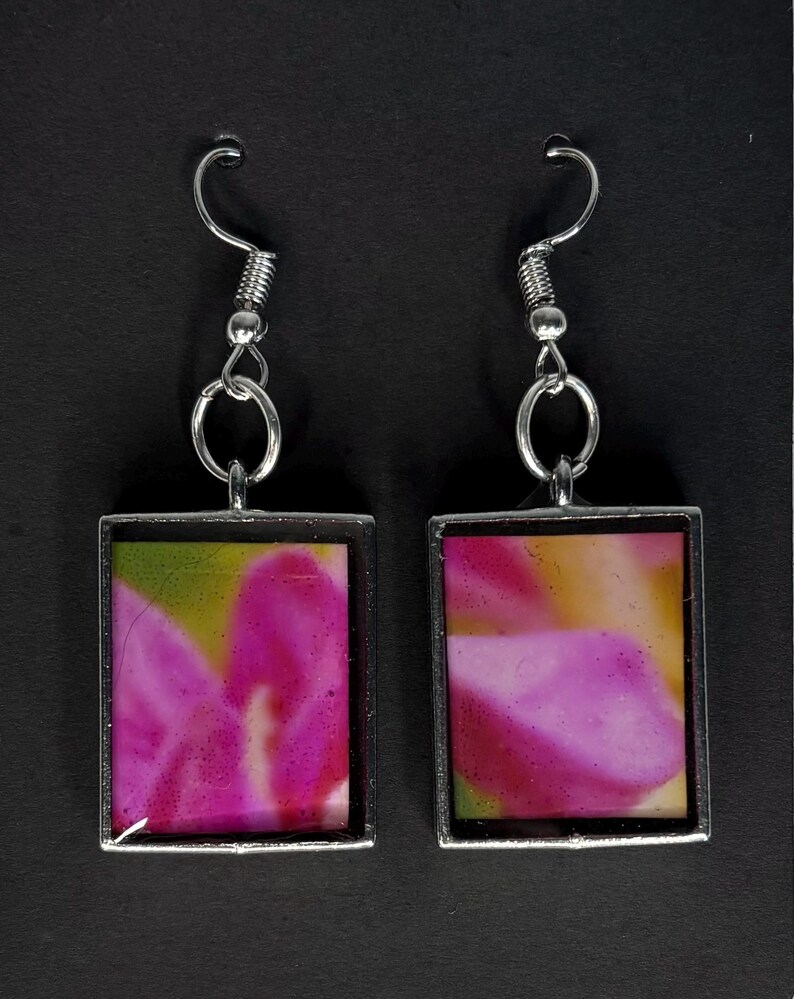 明るい抽象的な花柄のイヤリング 画像 3