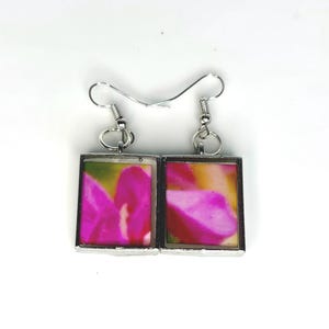 明るい抽象的な花柄のイヤリング 画像 2