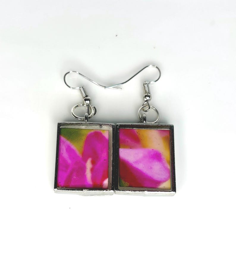 明るい抽象的な花柄のイヤリング 画像 2