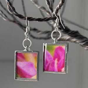 明るい抽象的な花柄のイヤリング 画像 1