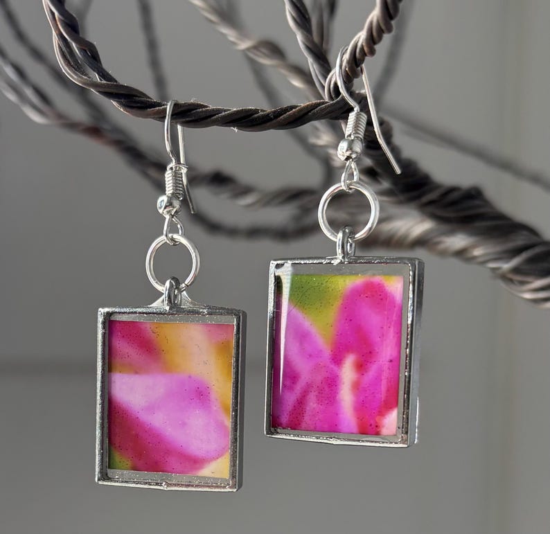 明るい抽象的な花柄のイヤリング 画像 1