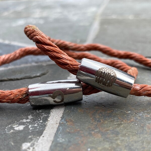 Bracelet de corde de pêche mis au rebut