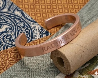 Bracciale rigido in rame personalizzato, bracciale con incisione Radhe Radhe, gioielli curativi in rame puro, regalo di yoga spirituale per lei, braccialetto con mantra