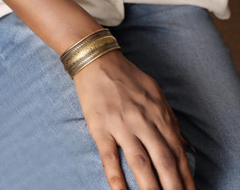Bracciale rigido vintage in ottone – Bracciale largo boho con intricato motivo floreale inciso, gioiello regolabile per donna, regalo fatto a mano