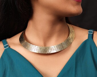 Collana con colletto in ottone martellato fatta a mano, collana girocollo in metallo, gioielli tribali boho, pezzo regolabile con collo aperto per regalo da donna