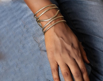 Bracciale rigido testurizzato placcato oro fatto a mano, bracciale ampio e aperto, gioiello regolabile, regalo boho chic per donna, abbigliamento da spiaggia e da festa
