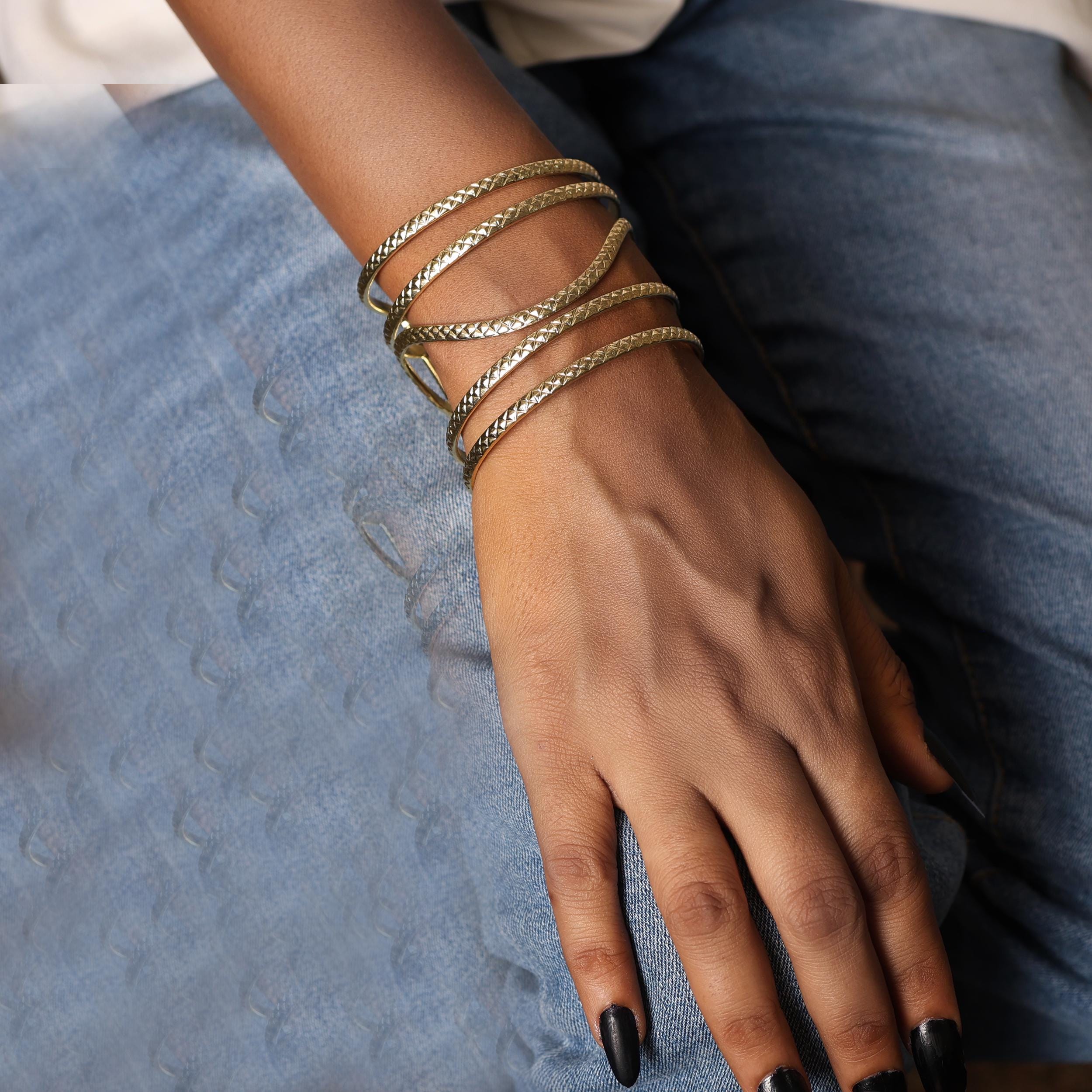 ハンドメイドの金メッキテクスチャードカフブレスレット、ワイド