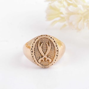 Peut inclure: Une bague signet en or avec un motif détaillé de deux épées croisées dans une forme ovale.