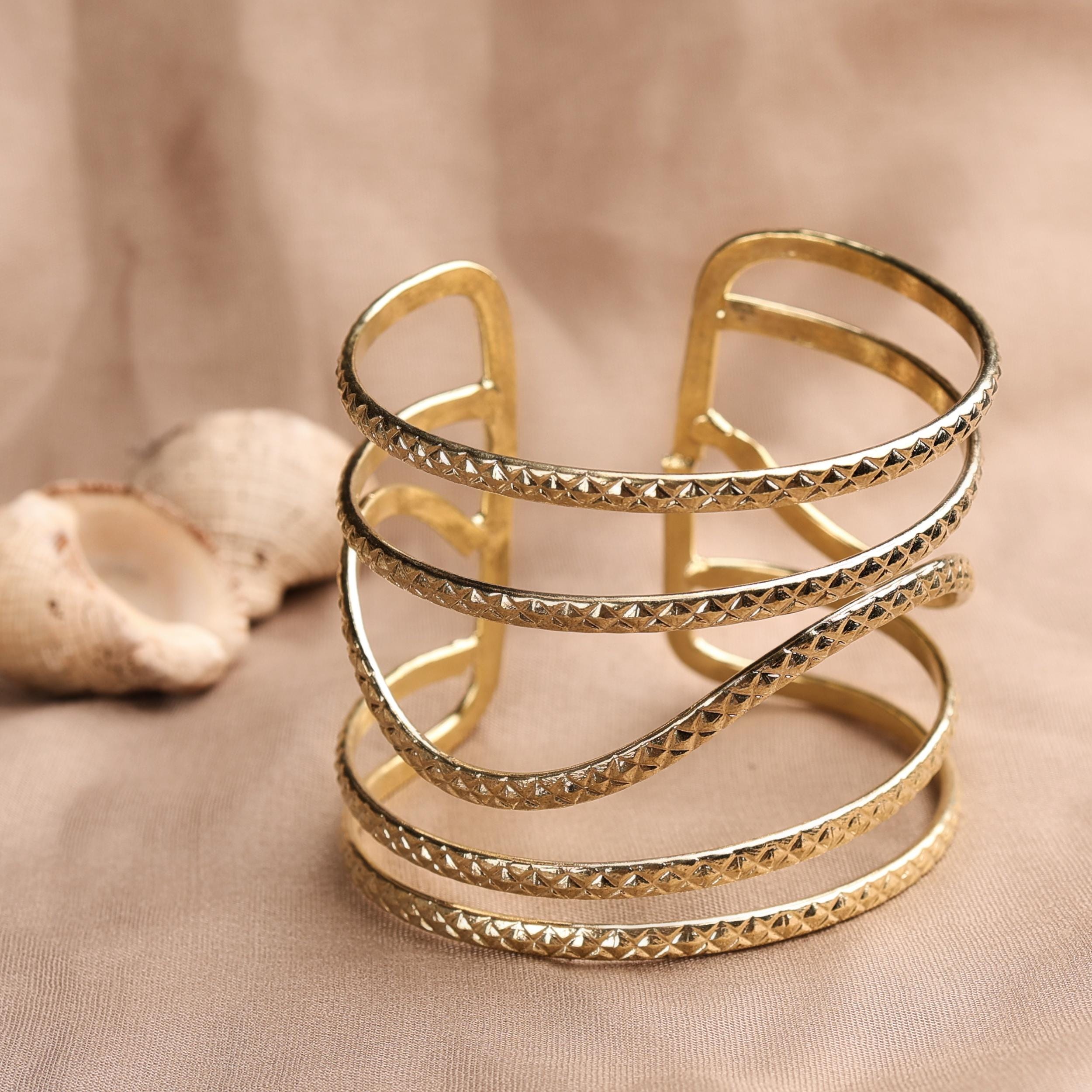 ハンドメイドの金メッキテクスチャードカフブレスレット、ワイド