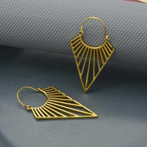 真鍮製幾何学的ダングルフープイヤリング、幾何学的イヤリング、幾何学的ジュエリー、レディースイヤリング、繊細なイヤリング、レディースイヤリング、お母さんへのギフト