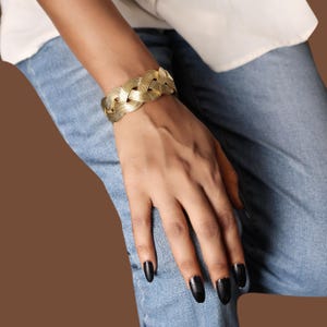 Handmade Braided Gold Cuff Bracelet, Adjustable Open Bangle, Boho Statement Jewelry for Women, Elegant Woven Metal Bracelet Gift Idea