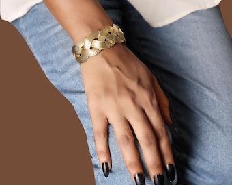 Bracciale rigido intrecciato in oro fatto a mano, bracciale rigido aperto regolabile, gioielli boho per donna, elegante idea regalo con bracciale in metallo intrecciato