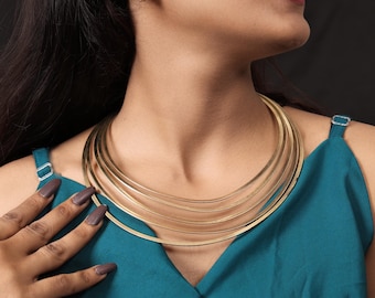 Collana con colletto in oro: gioiello con pettorina multistrato in ottone