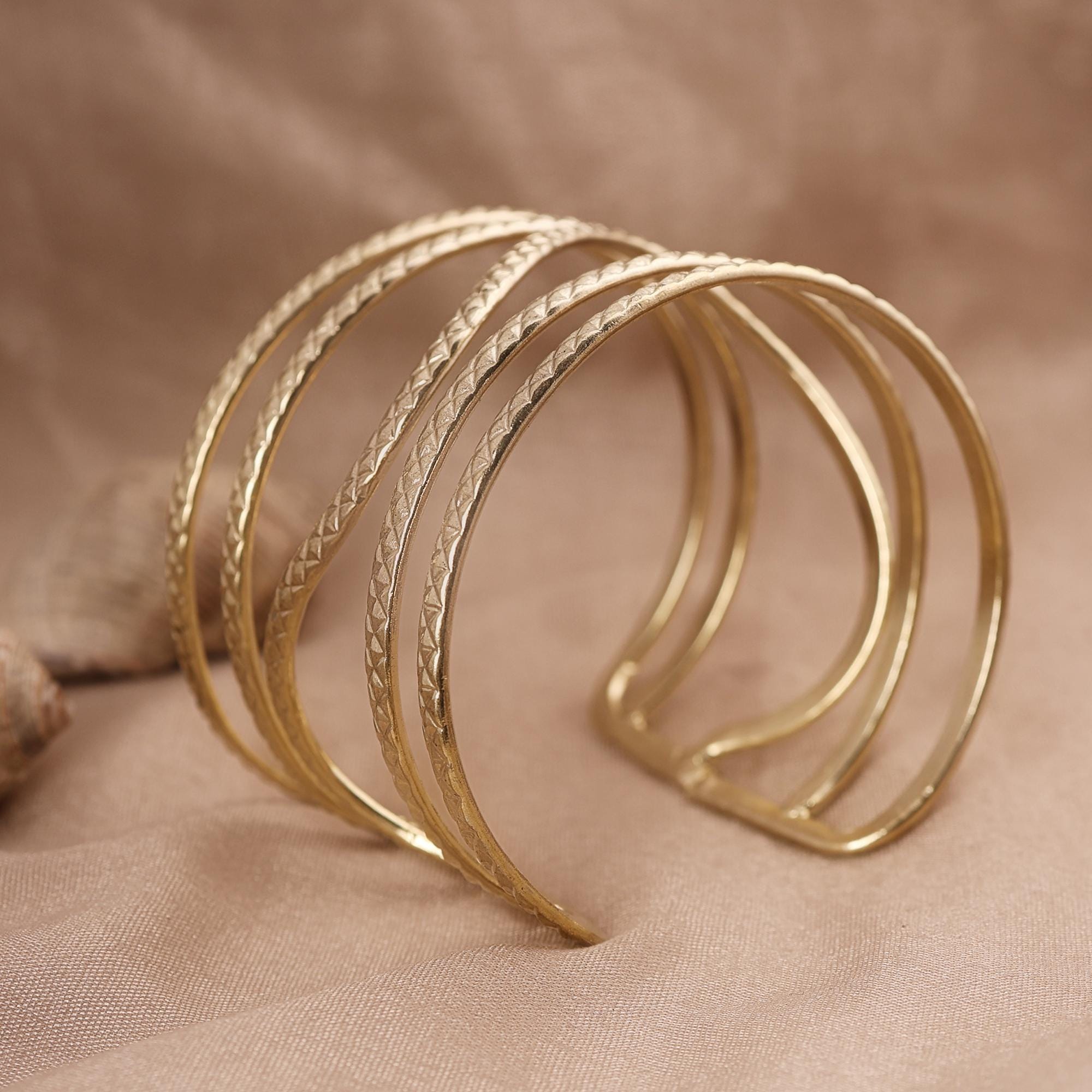 ハンドメイドの金メッキテクスチャードカフブレスレット、ワイド