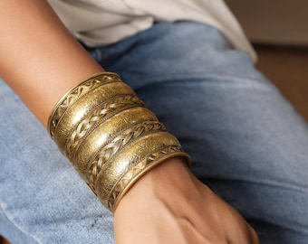 Bracciale rigido in ottone inciso Boho: gioielli con intreccio largo e vistoso