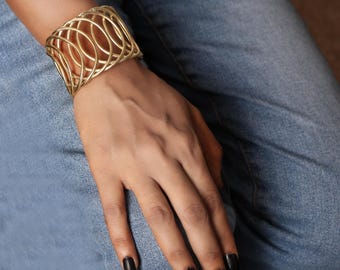 Bracciale rigido aperto placcato oro fatto a mano, ampio bracciale con design ad anello intrecciato, gioielli Boho Chic regolabili per donna, mamma