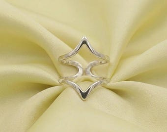Anello minimalista geometrico a chevron, fascia aperta a forma di V, anello impilabile moderno in oro o argento, gioiello da dito dal design architettonico delicato