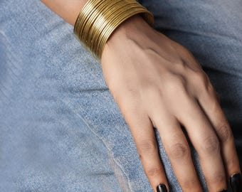 Bracciale rigido Boho Statement, bracciale rigido regolabile in filo di ottone largo, gioielli fatti a mano a strati per donna, regalo vintage per festival, regalo da donna