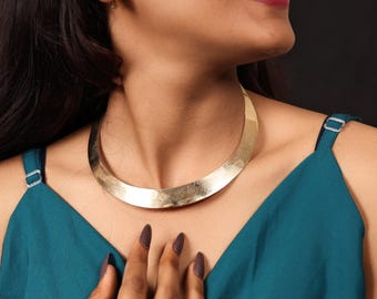 Collana girocollo minimalista in ottone, collare in oro fatto a mano, semplice gioiello moderno, girocollo regolabile, regalo di Natale
