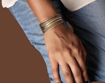 Bracciale rigido in ottone vintage, bracciale regolabile tribale boho, gioielli etnici fatti a mano per donna, regalo importante, braccialetti placcati in oro antico