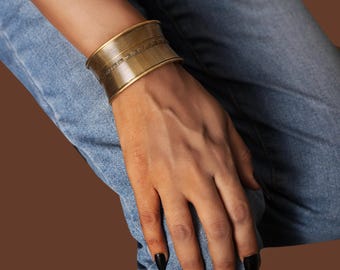 Bracciale rigido in ottone vintage, ampio bracciale regolabile in stile boho, gioielli etnici fatti a mano per donna, accessorio da polso placcato oro antico.