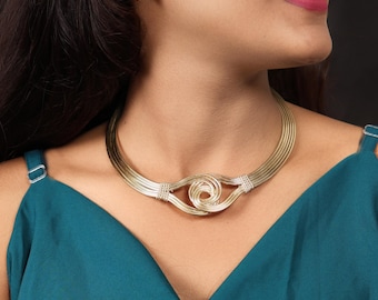 Collana girocollo in filo di ottone placcato oro: collare con nodo a spirale regolabile