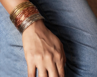 Bracciale Boho in metallo misto martellato: ottone, rame e argento tedesco