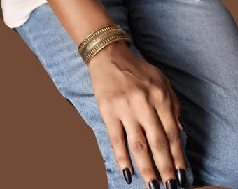 Bracciale rigido in ottone vintage, gioielli boho fatti a mano, bracciale regolabile con incisione floreale, bracciale da polso in oro antico, regalo per la mamma