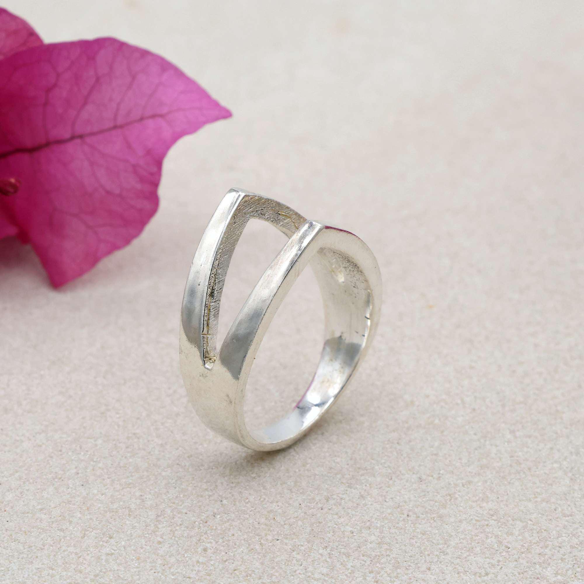 Anello vintage in argento sterling con fascia a forma di V intagliata, misura 7 - Italia
