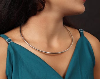 Collana girocollo minimalista in ottone per donna, elegante gioiello con colletto aperto, moderno gioiello da collo per occasioni speciali quotidiane