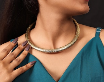Collana con ciondolo a forma di coppia in ottone realizzata a mano, girocollo etnico tribale con incisioni elaborate, gioielli boho per donna, girocollo in ottone dorato