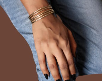 Bracciale rigido in ottone martellato, regolabile, multistrato, gioiello boho chic per donna, accessorio regalo minimalista fatto a mano, mamma