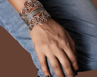 Bracciale rigido a spirale in argento tedesco fatto a mano, gioiello boho, fascia larga regolabile, design unico a spirale, regalo artigianale per lui e per lei