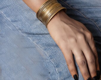 Bracciale rigido vintage in ottone, motivo inciso tribale boho, gioiello importante, bracciale aperto regolabile, placcato oro antico, regalo per lei