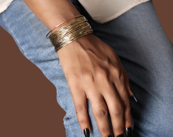 Bracciale rigido largo in ottone fatto a mano, design a strati martellato boho, gioielli vistosi regolabili per donna, accessori rustici per festival, donna