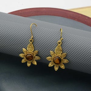 Messing gouden bloemoorbellen, tijgeroog edelsteenoorbellen, zonnebloemoorbellen, messing gouden bungeloorbellen, bloemsieraden oorbellen