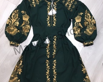 Vestido bordado de linho verde Vyshyvanka | Vestido boho ucraniano | Bordado floral dourado | Traje étnico personalizado | Presente para ela e para a menina