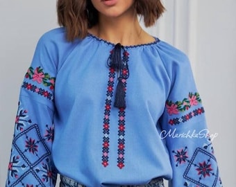 Blå linne Vyshyvanka | Ukrainsk broderad blus | Present till henne | Blommigt geometriskt mönster | Etno folklig bohoskjorta för kvinnor |