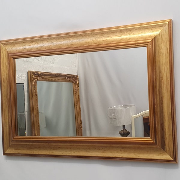 Miroir mural biseauté avec cadre en bois doré, finition antique, 65 x 43 cm, petite taille, idéal pour une salle de bain, une chambre ou un petit espace à l'intérieur de la maison